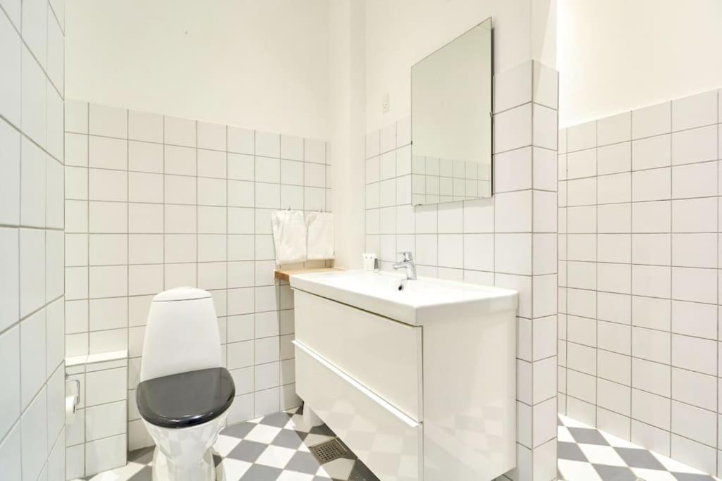 Moderen And Sleek 3Br With Bath By The Lakes And Metro Копенгаген Экстерьер фото