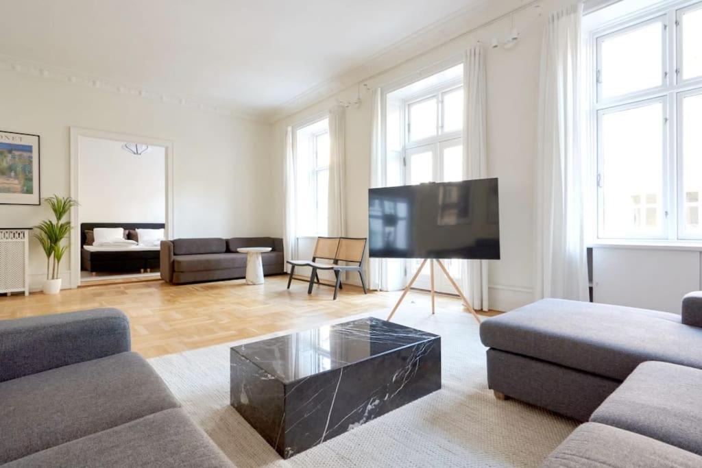 Moderen And Sleek 3Br With Bath By The Lakes And Metro Копенгаген Экстерьер фото