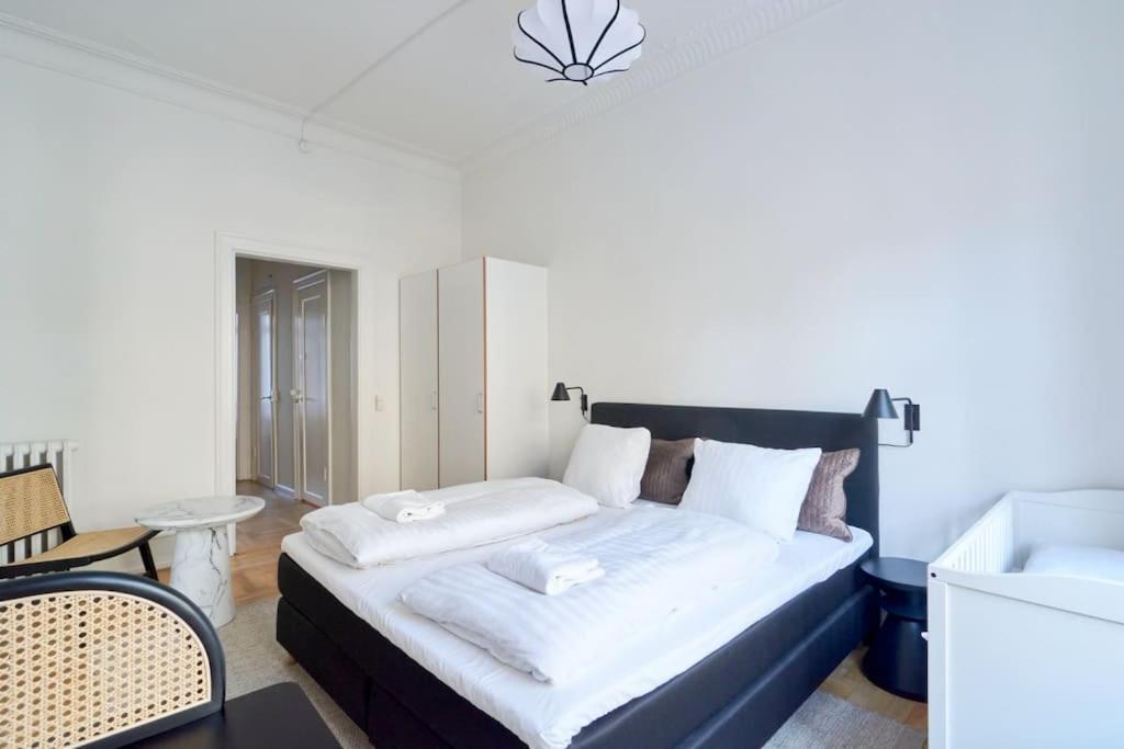 Moderen And Sleek 3Br With Bath By The Lakes And Metro Копенгаген Экстерьер фото
